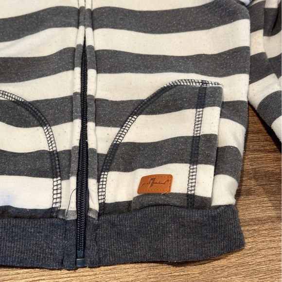 ⭐️Final Sale⭐️ 7 for All Mankind Baby 24 Months Gray and White Sweatsuit - Picture 3 of 8